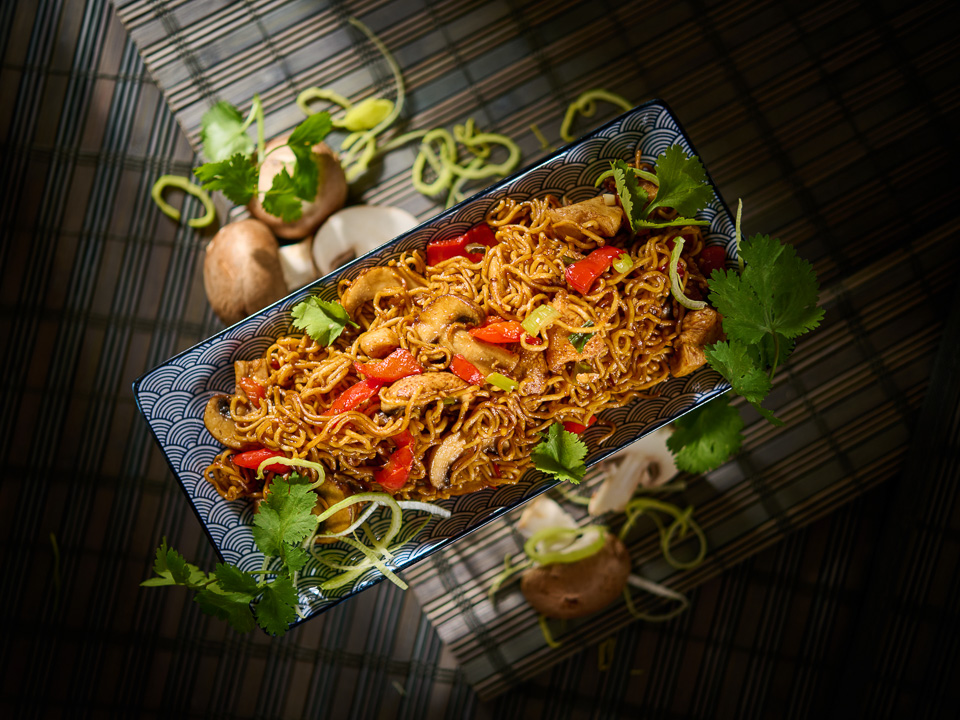 Bild zum Rezept: Champignons mit Mie-Nudeln und Hähnchen aus dem Wok