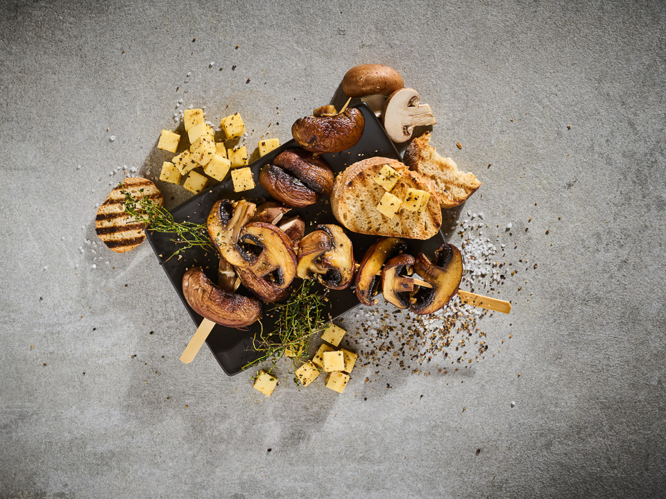 Bild zum Rezept: Champignonspieße mit Zwiebelbaguette