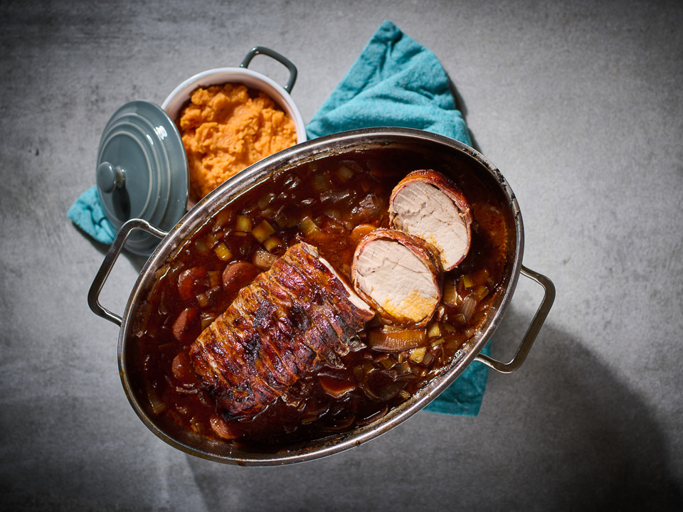 Bild zum Rezept: Schweinebraten im Speckmantel