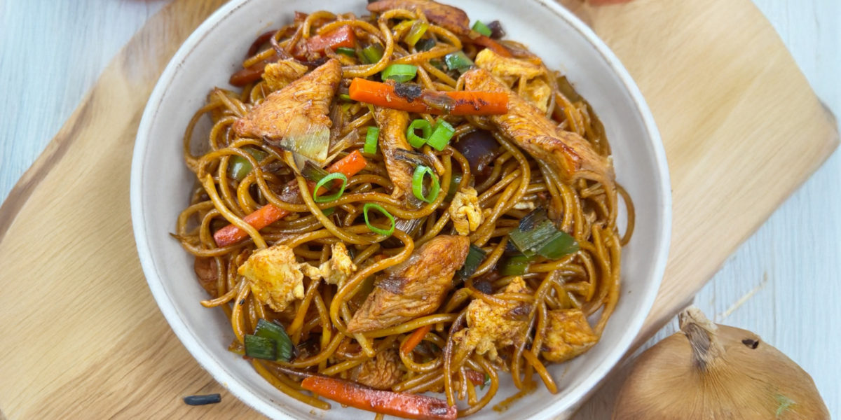 Gebratene Nudeln mit Hähnchen und Gemüse