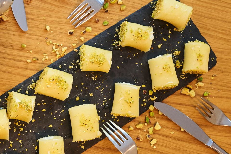 Bild zum Rezept: Halawa (Irakische Süßspeise mit Käse und Pistazien)