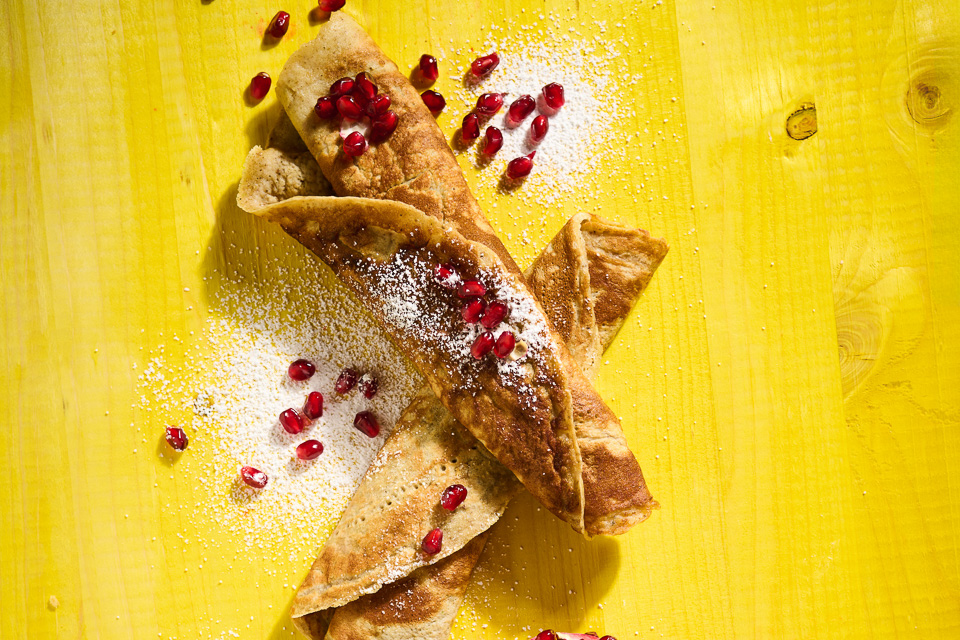 Bild zum Rezept: Matcha-Hafermilch-Pfannkuchen mit Granatapfel
