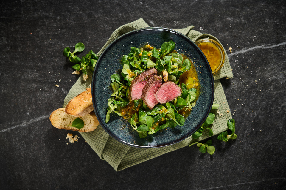 Bild zum Rezept: Lammlachs auf Feldsalat mit Passionsfrucht-Dressing