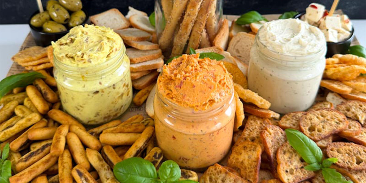 Dreierlei Dips: Dattel-Curry • Gerösteter Knoblauch • Tomaten-Feta