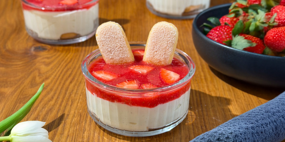 Erdbeer-Dessert im Glas mit Osterhasenohren