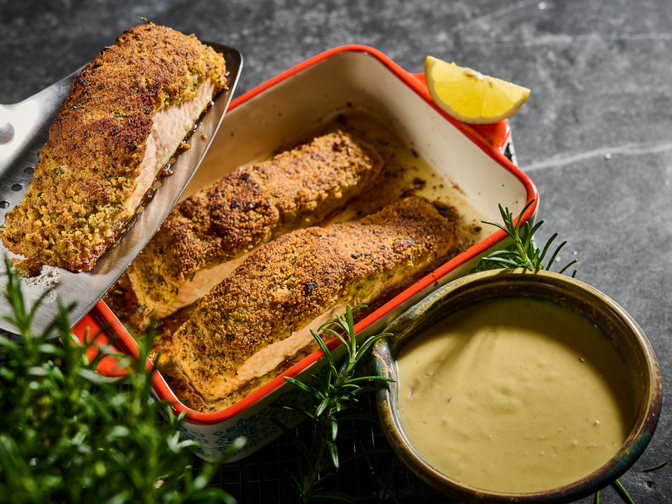 Bild zum Rezept: Lachs unter der Kräuterkruste mit Weißweinsoße