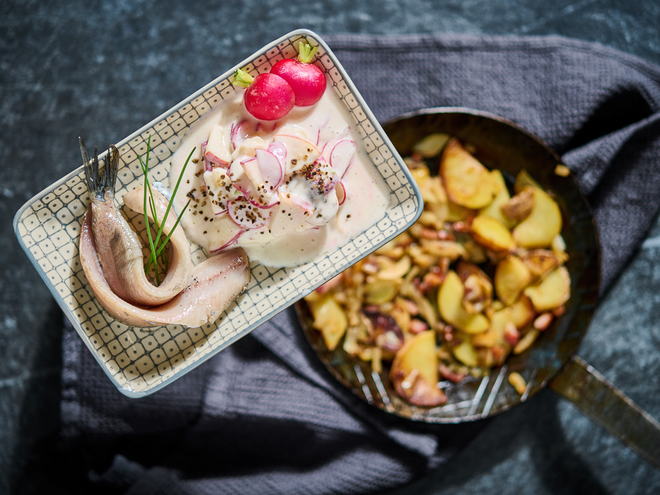 Bild zum Rezept: Radieschen-Apfel-Salat mit Matjes