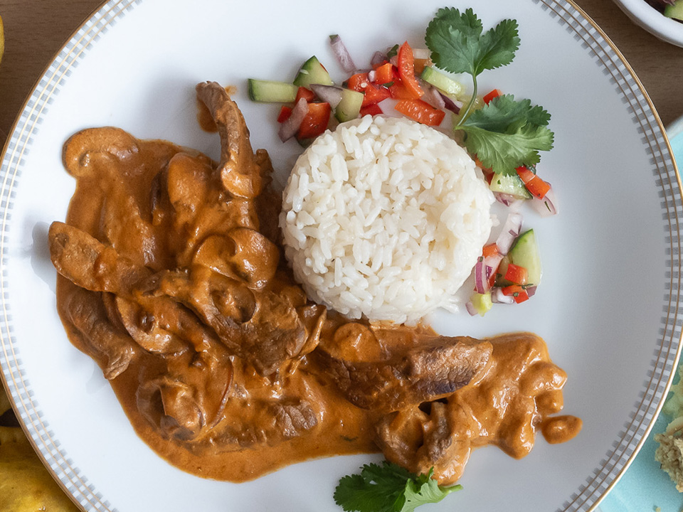 Bild zum Rezept: Beef Stroganoff (Boeuf Stroganoff mit Reis und Vinaigrette)