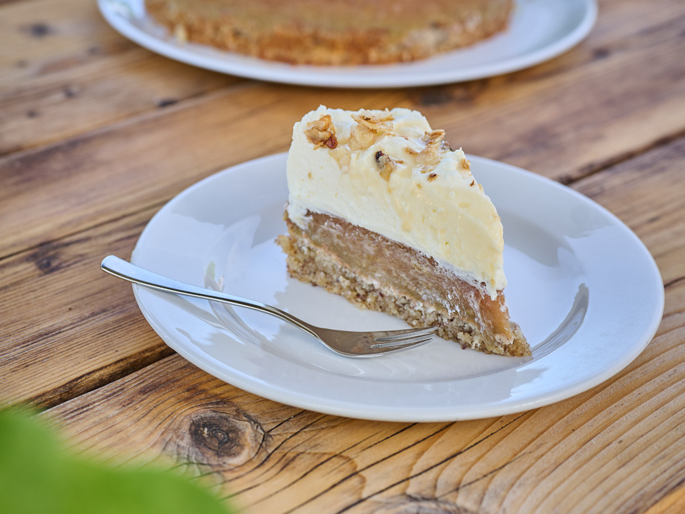 Bild zum Rezept: Rhabarber-Nuss-Torte mit Eierlikör