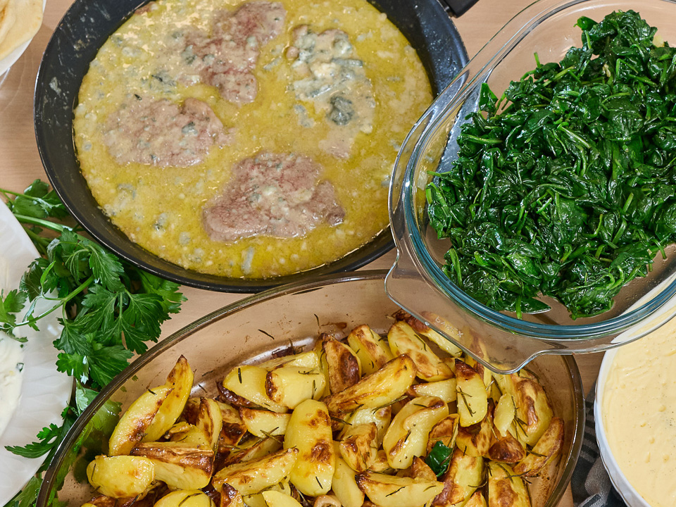 Bild zum Rezept: Fettine al gorgonzola con erbe e patate al forno (Kalbsfilet in Gorgonzolasoße mit „Gras“ und Rosmarinkartoffeln)
