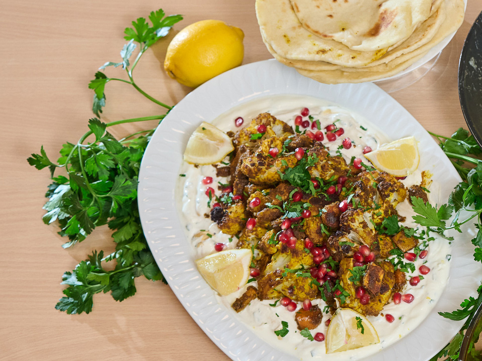 Bild zum Rezept: Firinda sebze, tahinli yoğğurt ve bazlama (Röstgemüse mit Tahin-Joghurt und Pfannenbrot)
