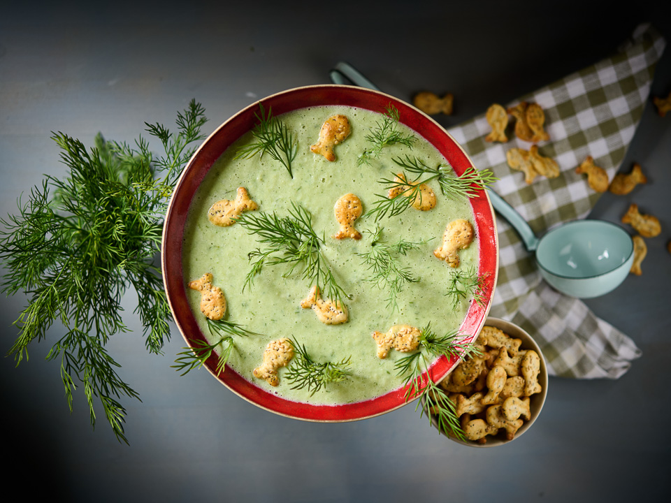 Kalte Buttermilchsuppe mit Dill und Gurke