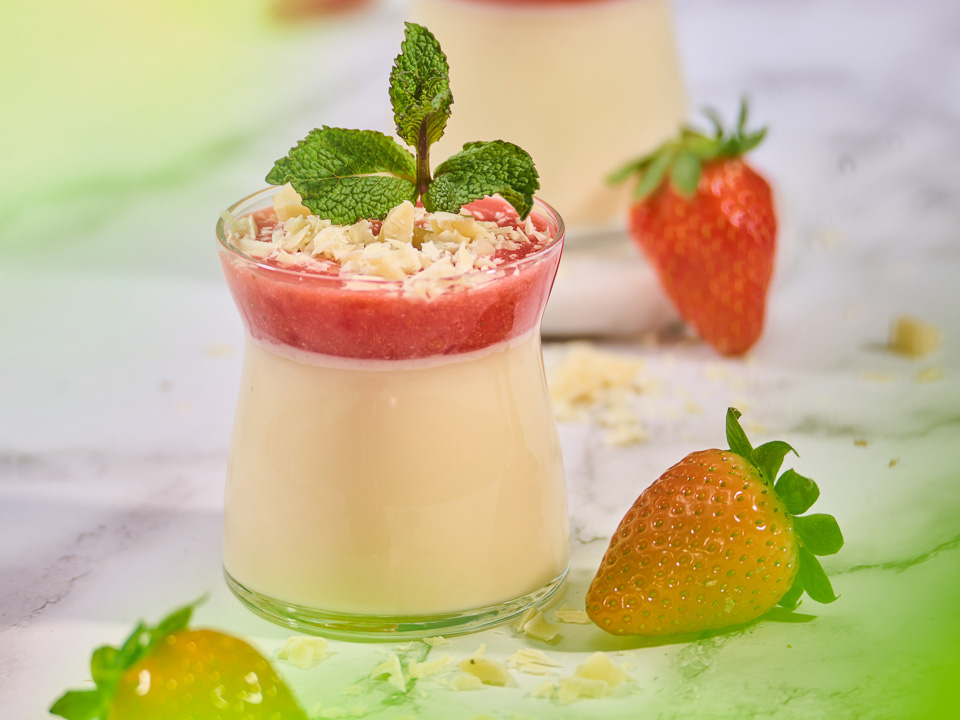 Bild zum Rezept: Panna cotta mit Erdbeertopping und weißer Schokolade