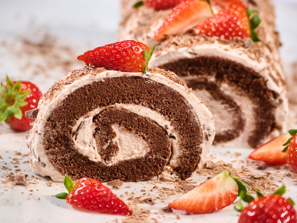 Bild zum Rezept: Schokobiskuitrolle mit Erdbeeren