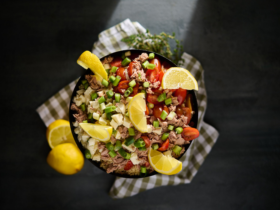 Bild zum Rezept: Couscous-Tomaten-Bowl mit Mozzarella und Thunfisch