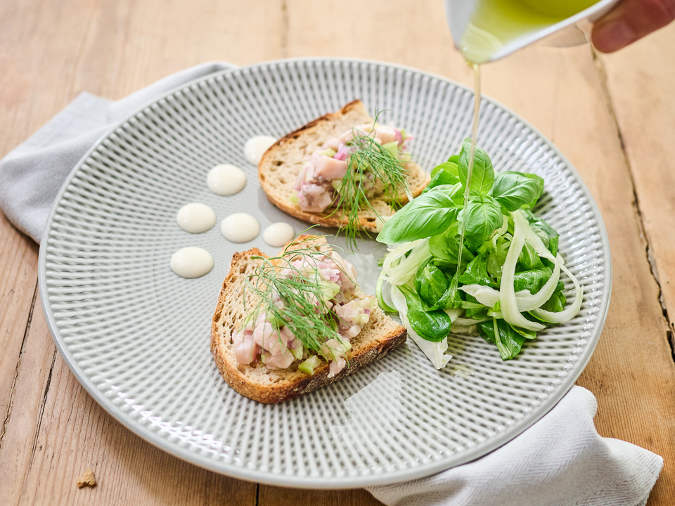 Bild zum Rezept: Matjestatar auf geröstetem Brot