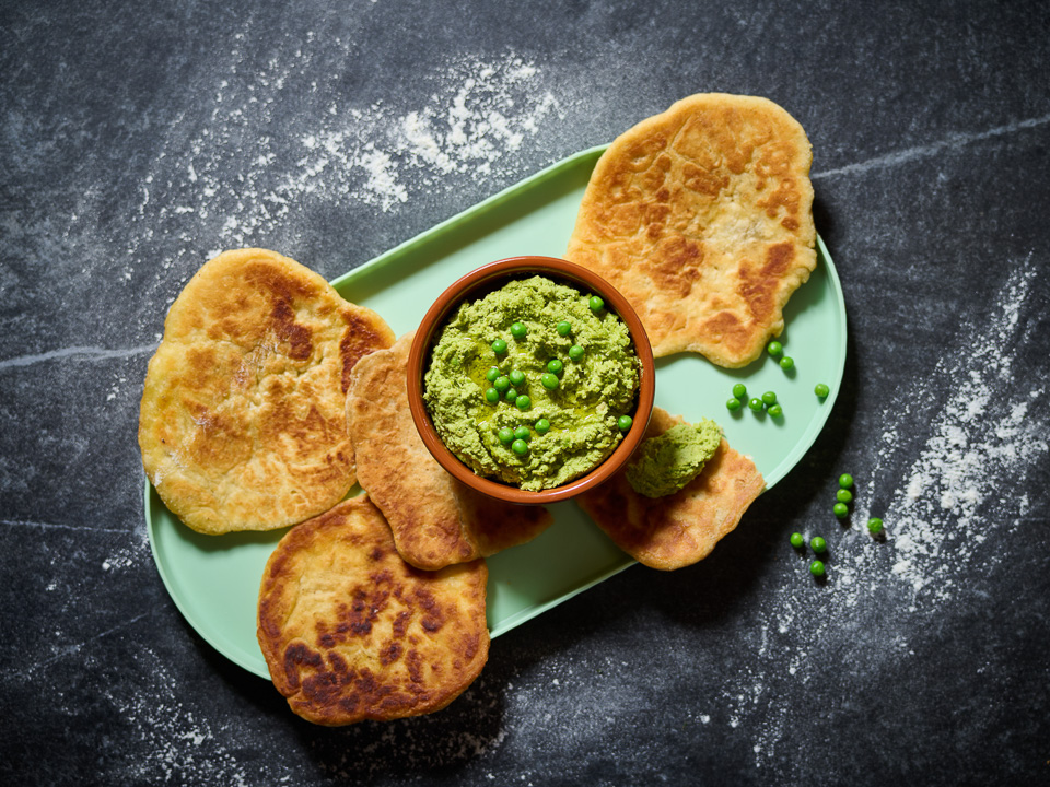 Bild zum Rezept: Erbsen-Hummus mit Pfannenbrot