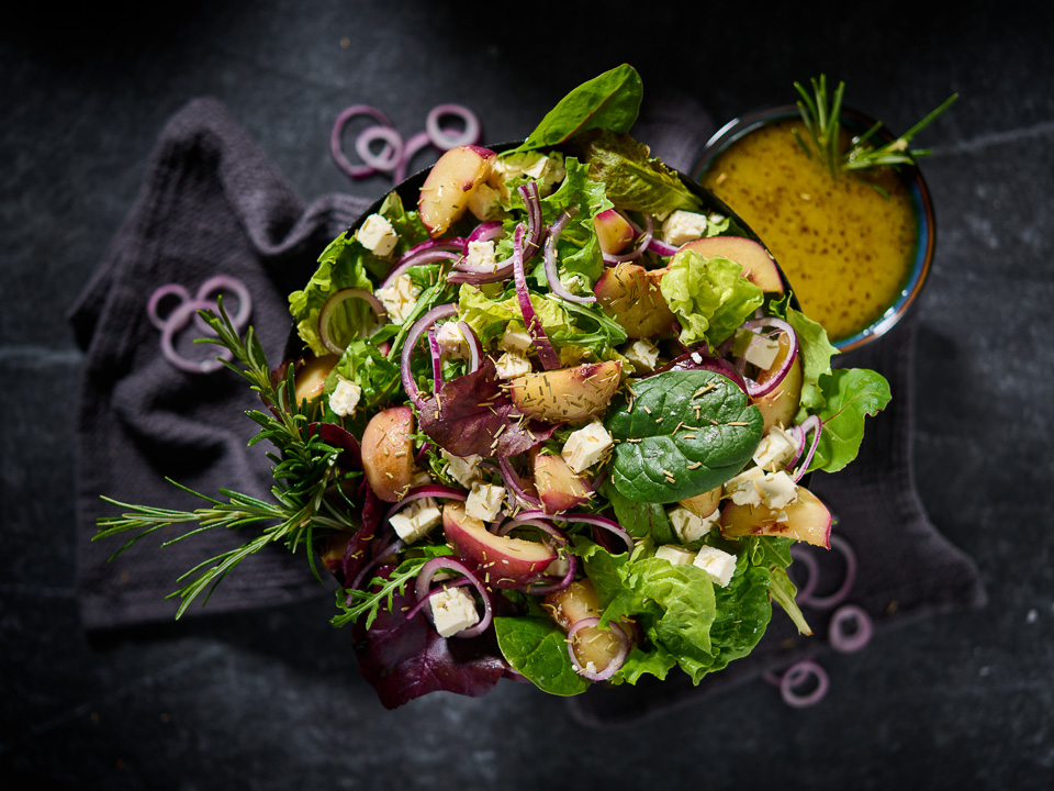 Bild zum Rezept: Salat mit karamellisiertem Plattpfirsich