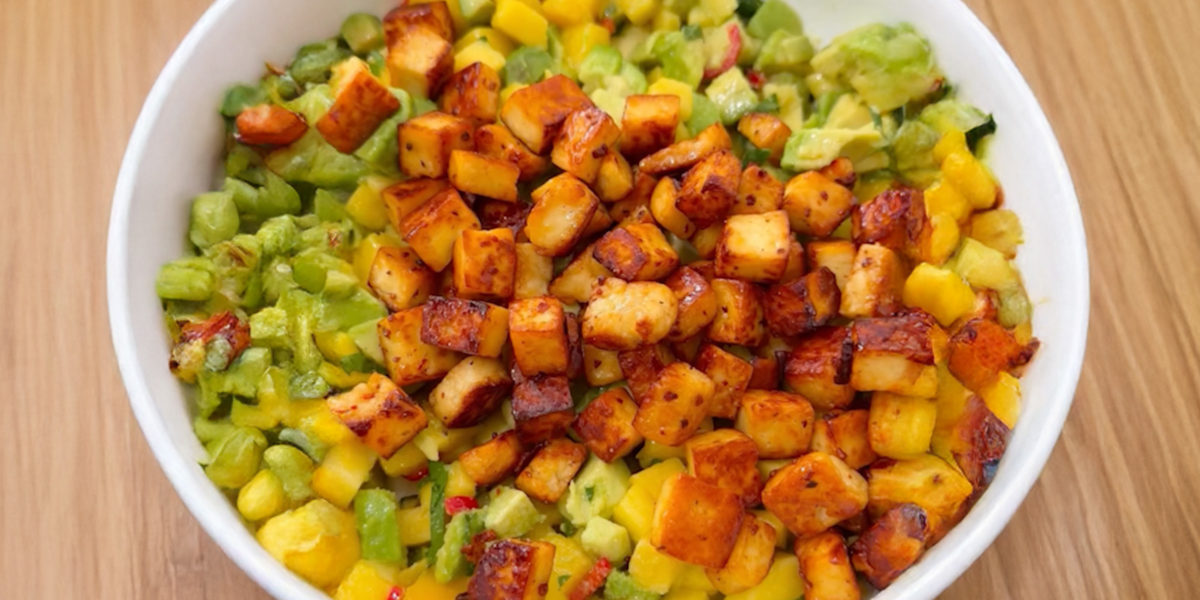 Bunter Sommersalat mit Halloumi