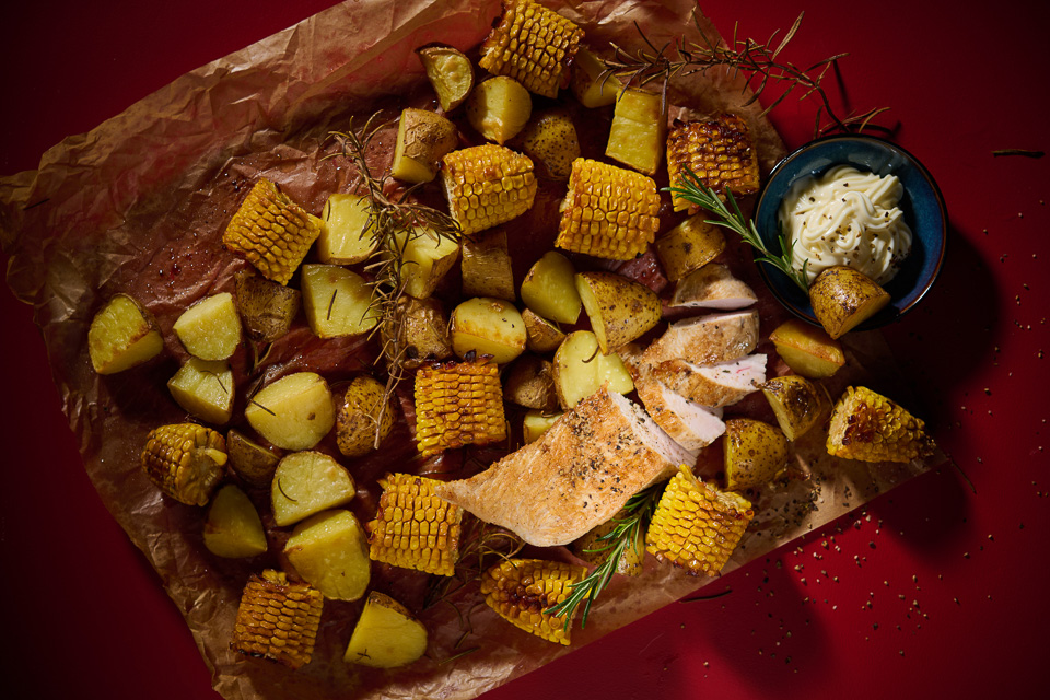 Bild zum Rezept: Zuckermais und Kartoffeln aus dem Ofen mit Putensteaks