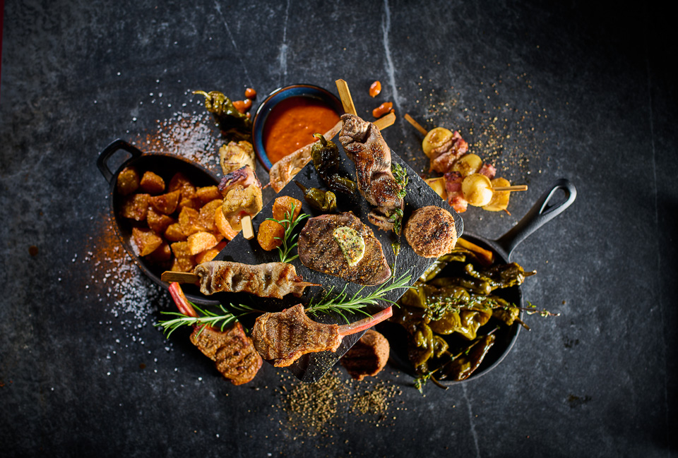 Bild zum Rezept: Tapas-Grillplatte mit Mojo Rojo, Patatas Bravas und Pimientos de padron