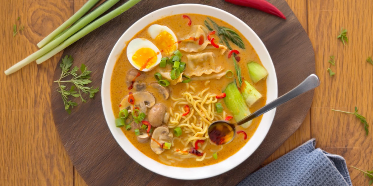 Cremige Ramen mit Gemüse, Erdnuss & Kokos