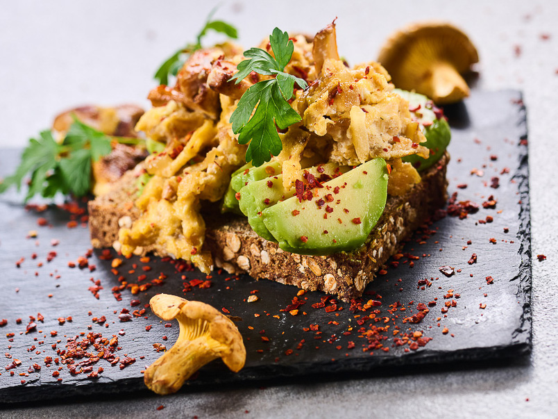 Bild zum Rezept: Rührei mit Pfifferlingen auf Avocadobrot