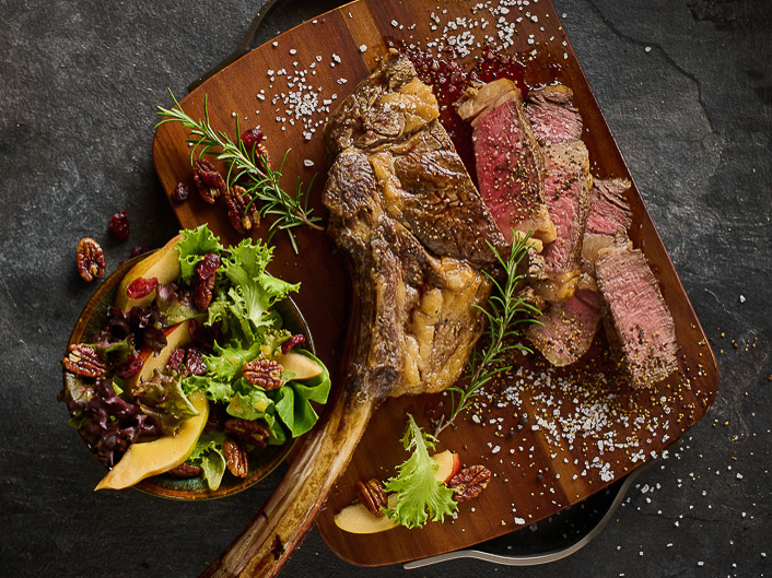 Bild zum Rezept: Tomahawk-Steak mit Birnen-Pekannuss-Salat