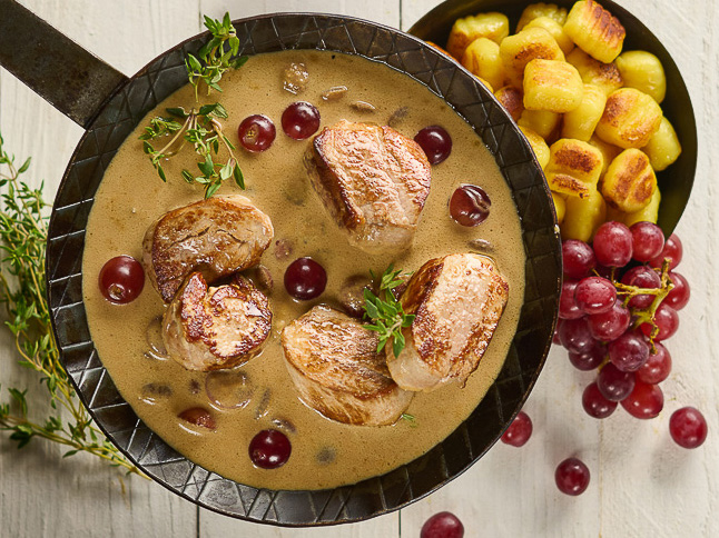Bild zum Rezept: Schweinefilet mit Gorgonzola und roten Trauben