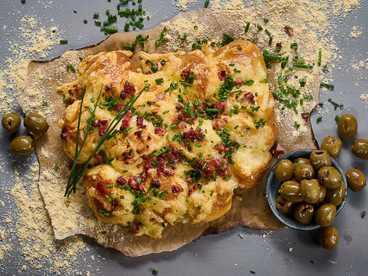Bild zum Rezept: Gezupftes Laugengebäck mit Käse und Schinken