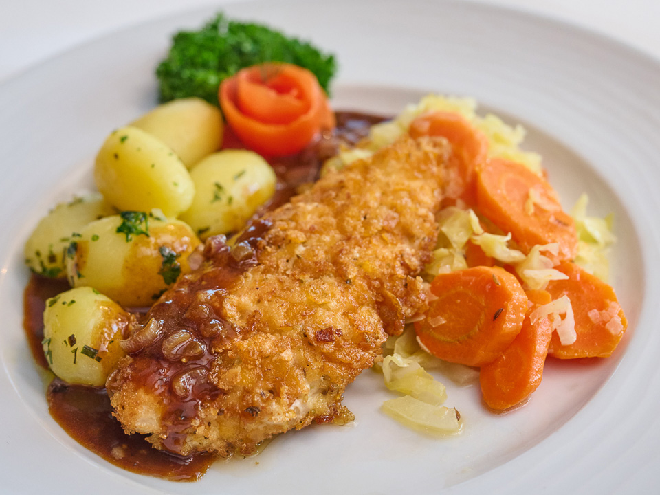 Bild zum Rezept: Hähnchenbrustfilets im Knuspermantel mit Herbstgemüse