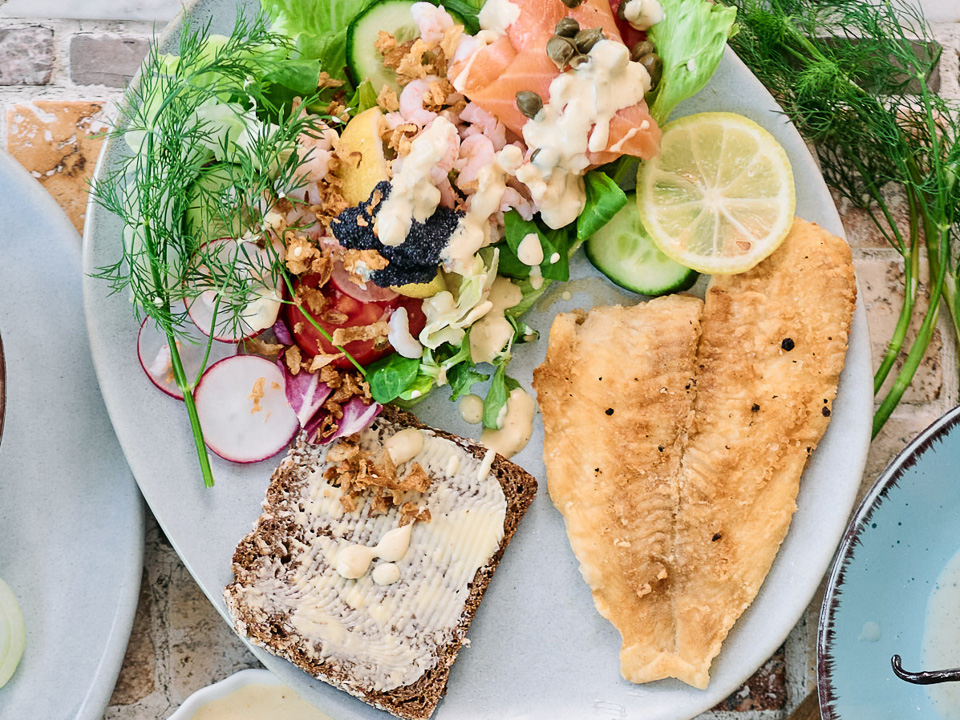 Bild zum Rezept: Rødspættefilet med salat og rugbrød (Schollenfilet mit Salat und Schwarzbrot)
