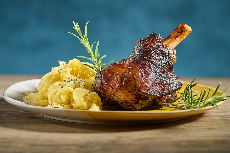 Bild zum Rezept: Lammhaxen mit Polenta und Soße